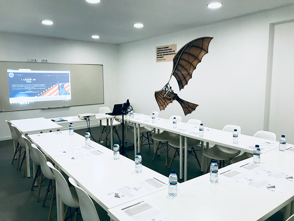 Sala de aula com estudantes