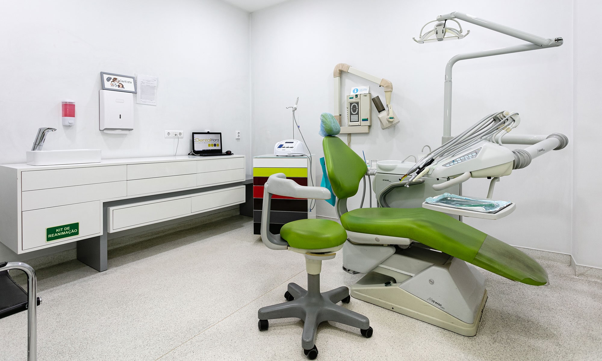 Clínica médica com recepcionista e pacientes